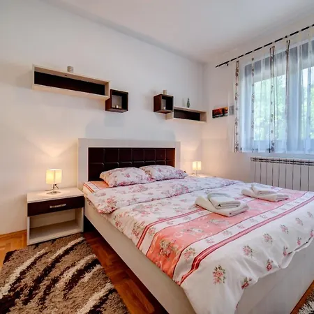 Vukan Petica דירה *